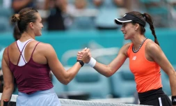 La Roumaine Sorana Cirstea sert la main de la Bélarusse Aryna Sabalenka aprÚs leur quart de finale à Miami le 29 mars 2023