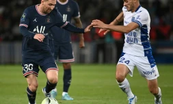 L'attaquant du PSG Lionel Messi (g) face au Troyen Calvin Bombo, le 8 mai 2022 au Parc des Princes 