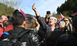 Des manifestants protestent contre la réforme des retraites près du Château de Joux, à La-Cluse-et-Mijoux (est) le 27 avril 2023 avant une visite d'Emmanuel Macron 