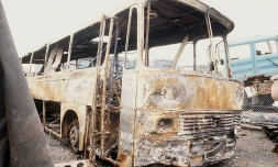 La carcasse du car après l'accident à Beaune le 6 août 1982 