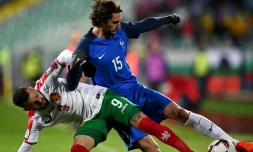 Adrien Rabiot (N.9), avec l'équipe de France, au duel avec le Bulgare Spas Delev lors d'un match de qualif pour le Mondial, le 7 octobre 2017 à Sofia