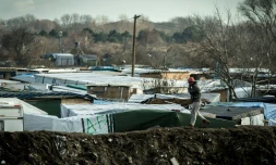 Un migrants au milieu des abris de fortune le 19 février 2016 dans la "Jungle" à Calais
