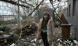 Svitlana Roudokvas au milieu des décombres d'un restaurant dans un bâtiment fortement endommagé du village de Novopavlivka, le 25 janvier 2025 dans la région de Dnipropetrovsk, en Ukraine