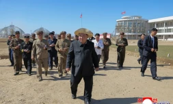 Le dirigeant nord-coréen Kim Jong Un visite un projet agricole à Sinuiju, près de la frontière chinoise, le 18 septembre 2025