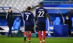 Les footballeurs français Marcus Thuram et Antoine Griezmann après la défaite en match amical face à la Finlande le 11 novembre 2020 au Stade de France