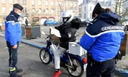 ContrÎle de gendarmerie des attestations de sortie à Bergues dans la communauté urbaine de Dunkerque, le 27 février 2021