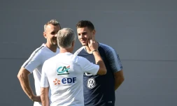 Ler sélectionneur des Bleus parle avec son défenseur Lucas Hernandez lors d'un entraînement au stade d'Istra, le 2 juillet 2018