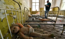 Un touriste prend des photos dans une école maternelle abandonnée dans le village de Kopachi prÚs de la centrale de Tchernobyl le 23 avril 2018