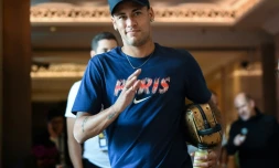 La star du PSG Neymar quitte l'hôtel des joueurs pour se rendre à une séance d'entraînement, le 2 août 2018 à Shenzhen en Chine  
