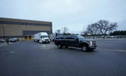 des conteneurs transportant des vaccins Pfizer-BioNTech contre le Covid-19 sont expédiés depuis l'usine Pfizer de Kalamazoo, Michigan, le 13 décembre 2020