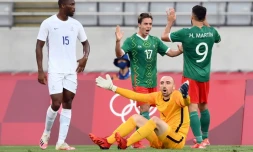 La joie du milieu de terrain mexicain Sebastian Cordova, après avoir marqué le 2e but face au gardien français Paul Bernardoni, lors de leur match (groupe A) du 1er tour aux Jeux Olympiques de Tokyo 2020, le 22 juillet 2021 au Tokyo Stadium 