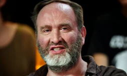 Serge Joncour dont le roman "Repose-toi sur moi" montre que l'amour peut être la forme ultime de résistance face aux désordres du monde, pris en photo le 11 septembre 2014 lors de l'émission "Au Field de la nuit" dans les studios de TF1 à Saint-Denis.