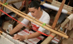 Rozana Gostorani travaille sur un métier à tisser dans un petit atelier à Dajc, dans la région de Zadrima, le 27 mai 2025 en Albanie