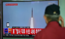 Un homme regarde le 28 avril 2016 à Séoul des images d'archives de la télévision nord coréenne du lancement d'un missile nord-coréen