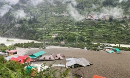 Sur cette photo prise le 5 août 2025 et diffusée par l'armée indienne, des immeubles d'habitation apparaissent envahis par une eau boueuse, après une crue subite survenue dans l'Etat d'Uttarakhand