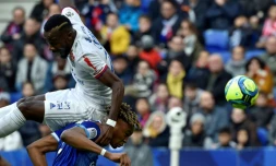 L'attaquant de Lyon Maxwell Cortnet au-dessus du défenseur de Strasbourg Mohamed Simakan, le 16 février 2020 à Décines-Charpieu  