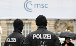 Des policiers devant l'hôtel Bayrischer Hof à Munich, lieu de la 62e Conférence de Munich sur la sécurité (MSC), le 12 février 2026 en Allemagne