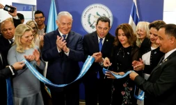 Le Premier ministre israélien Benjamin Netanyahu (à gauche au centre) et le président du Guatemala Jimmy Morales (à droite au centre) lors de l'inauguration de l'ambassade du Guatemala, le 16 mai 2018 à Jérusalem