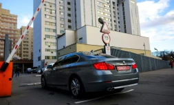 Un véhicule avec une plaque diplomatique entre dans un parking devant l'immeuble abritant le bureau d'information de l'Otan, le 18 octobre 2021 à Moscou