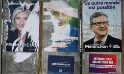 Une photo prise le 31 mars 2022 montre des affiches de la candidate Ă la prĂ©sidence du Parti d'extrĂȘme droite (RN) Marine Le Pen, du candidat du Parti d'extrĂȘme droite (Reconquete) Eric Zemour et du candidat de gauche Jean-Luc MĂ©lenchon (La France Insoumise) Ă Montpellier