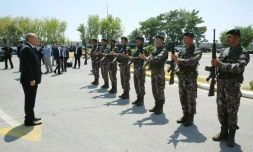 Une photo fournie par le service de presse de la présidence turque montrant le président Recep Tayyip Erdogan (g) et des membres des forces spéciales de police, le 29 juillet 2016 à Ankara