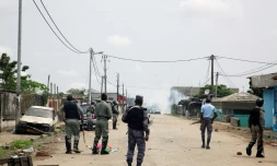Des gendarmes gabonais patrouillent dans le quartier Cocotiers prÚs du siÚge de la radio-télévision nationale (RTG) à Libreville, le 7 janvier 2019