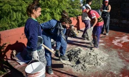 Des femmes maçons à Valentin Alsina, dans la province de Buenos Aires, le 22 juin 2021 en Argentine