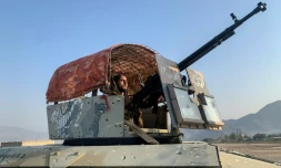 Un membre des forces de sécurité talibanes est assis au sommet d’un Humvee blindé tout en montant la garde près du poste-frontière de Torkham entre l’Afghanistan et le Pakistan, dans la province de Nangarhar, le 28 février 2026.