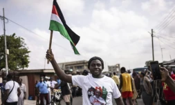 Un partisan de l'ancien président et candidat à la présidence du NDC, John Mahama, célèbre sa victoire à Accra, le 8 décembre 2024 au Ghana