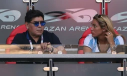La légende Diego Maradona, au côté de sa copine Rocio Oliva, assiste au match France-Argentine, à Kazan, le 30 juin 2018 
