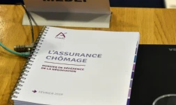 Un document sur l'assurance-chÎmage, le 22 février 2016, pendant une réunion entre le Medef et les syndicats à Paris