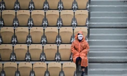 La pluie a interrompu les matches de la troisième journée de Roland-Garros mardi peu après 14h00, sauf celui en cours sur le court central protégé par son nouveau toit