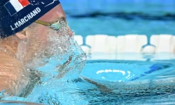 Le Français Leon Marchand participe à la demi-finale de l'épreuve de natation du 200 m brasse individuel masculin lors des Jeux Olympiques de Paris 2024 à la Paris La Defense Arena à Nanterre, à l'ouest de Paris, le 30 juillet 2024