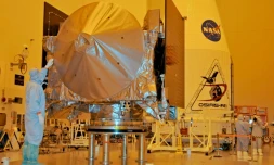 Le vaisseau OSIRIS-REx, 880 kg sans le combustible et 3,2 m de haut sur 2,4 m de large, subit les derniers préparatifs dans un atelier du Centre spatial Kennedy, le 20 août 2016 en Floride