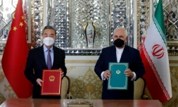 Le ministre iranien des Affaires étrangÚres Javad Zarif (d) et son homologue chinois Wang Yi aprÚs la signature d'un accord de coopération stratégique et commercial, le 27 mars 2021 à Téhéran