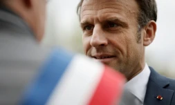 Le président de la République Emmanuel Macron lors d'une visite à Muttersholtz, en Alsace, le 19 avril 2023