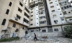 Un immeuble endommagé après des raids israéliens sur la ville de Gaza, le 6 août 2022