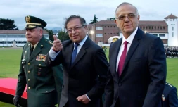 Le président colombien Gustavo Petro (c) lors de la cérémonie de nomination d'Ivan Velasquez (d) en tant que ministre de la Défense à l'école militaire Jose Maria Cordova à Bogota, en Colombie, le 20 août 2022