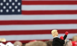 Un partisan de Donald Trump tient une marionnette boxant, à son effigie lors d'un meeting à Lakeland en Floride, le 12 octobre 2016.