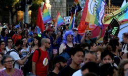 Des milliers de personnes participent à la Gay Pride de Jérusalem, arborant le drapeau arc-en-ciel dans la ville sainte, le 3 août 2017