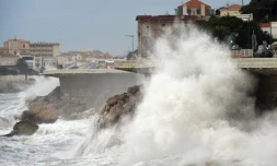 Une fillette était toujours portée disparue et une autre a été grièvement blessée après qu'elles ont été emportées par une vague samedi à Marseille avec leur père, qui a été sorti de l'eau par un pêcheur