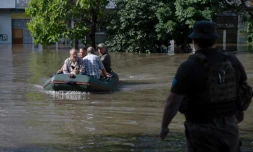Des soldats ukrainiens évacuent des habitants de zones inondées à Kherson, le 7 juin 2023, après la destruction partielle du barrage de Kakhova