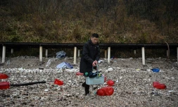 L'artiste chinois Fu Junsheng chemine sur le rivage des îles de l'archipel Miaodao à la recherche d'objets en plastique échoués, le 25 novembre 2024