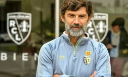 Lens a remporté sa première victoire de la saison en Ligue 2, en battant à domicile Quevilly-Rouen 2 à 0, lundi en match avancé de la 8e journée.