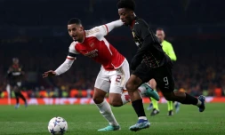 L'attaquant de Lens Elye Wahi (d) poursuivi par le défenseur d'Arsenal William Saliba, le 29 novembre 2023 à Londres