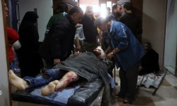 Un blessé reçoit des soins en urgence dans un hôpital d'Alep après des bombardements intenses du régime, le 18 novembre 2016 en Syrie