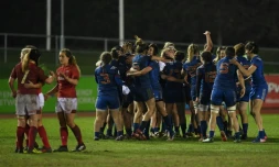 Les Françaises en liesse après avoir assuré le Grand Chelem dames par une victoire sans appel au pays de Galles, le 16 mars 2018 à Colwyn Bay