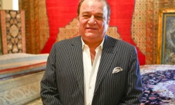 Alex Helmi, patron d'une boutique de tapis Damoka au coeur du quartier iranien de Los Angeles, le 30 janvier 2017