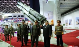 Le dirigeant nord-coréen Kim Jong Un (d) présente au ministre russe de la Défense Sergueï Choïgou (g) les armes les plus avancées de la Corée du Nord, le 26 juillet 2023 à Pyongyang