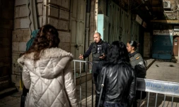 Barrage de la police israĂ©lienne filtrant les accĂšs Ă lâĂ©glise du Saint-SĂ©pulcre oĂč est cĂ©lĂ©brĂ©e la messe de PĂąques, Ă huis clos en raison de la guerre, dans la vieille ville de JĂ©rusalem, le 5 avril 2026